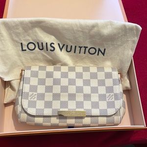 LOUIS VUITTON
Damier Azur Favorite PM